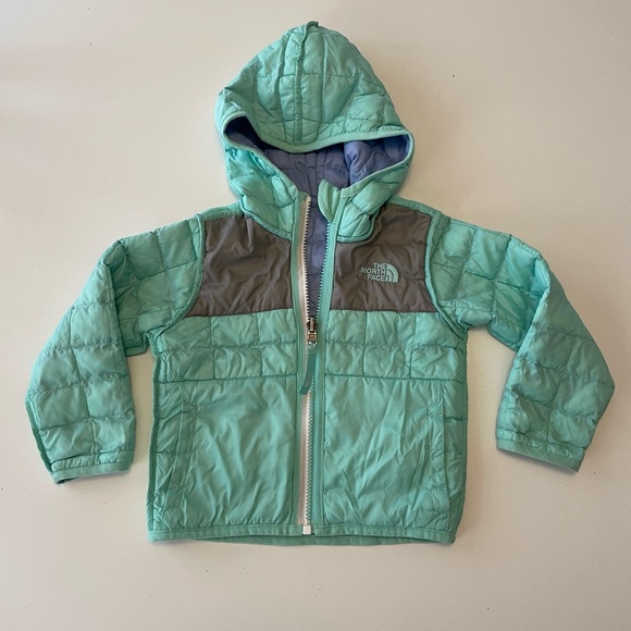 The North Face Reversible Thermoball Hooded Jacket, periwinkle and mint, 2T - Picture 3 of 10